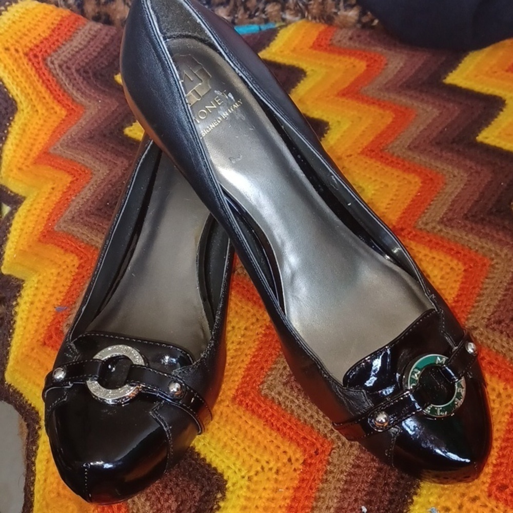 Monet leather dress shoe high gloss toes, 2.5" block heel with medallion sz 8